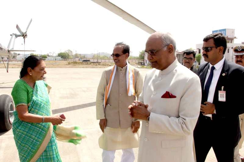 Governor and Chief Minister welcome President Kovind on his arrival at Guna