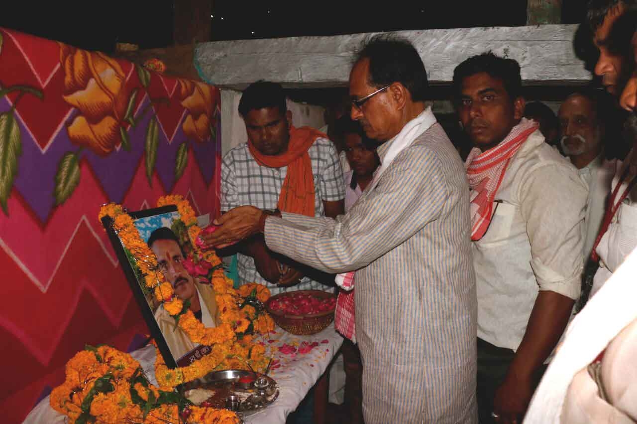 CM consoles the bereaved family in Amdoh village