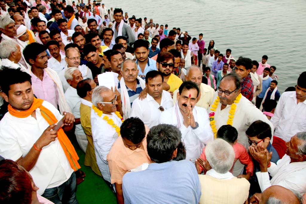 Public Relations Minister Dr Mishra visits rural areas of Datia district