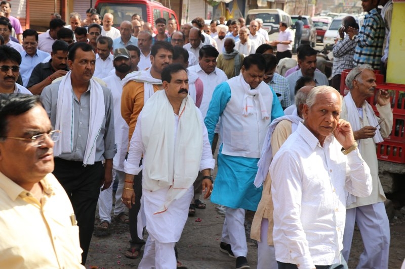 PR Minister Dr. Mishra lays wreath on the body of Late Smt. Julaniya