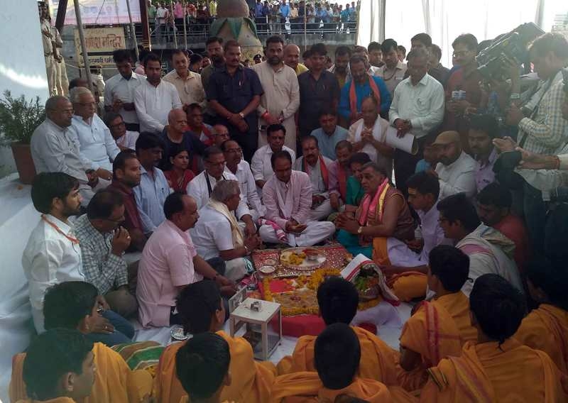 CM Chouhan lays foundation of Sahastra Shivalinga construction
