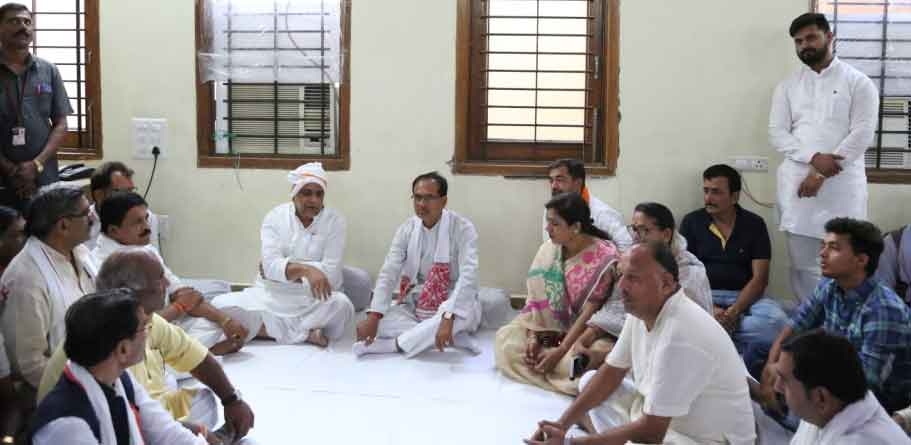 CM Chouhan visits native village of Minister Bhargava to express condolences
