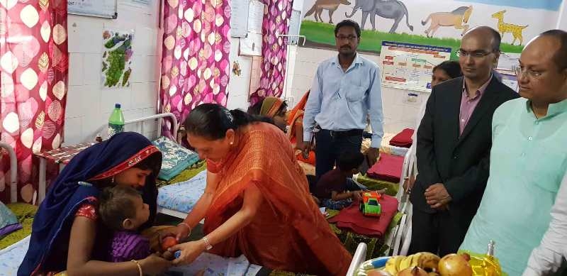 Governor Smt. Patel visits Timarni Aaganwadi Centre: Interacts with Children