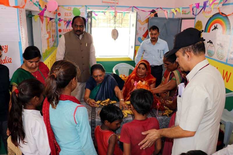Governor Smt. Patel inspects Aganwadi in Bhind district