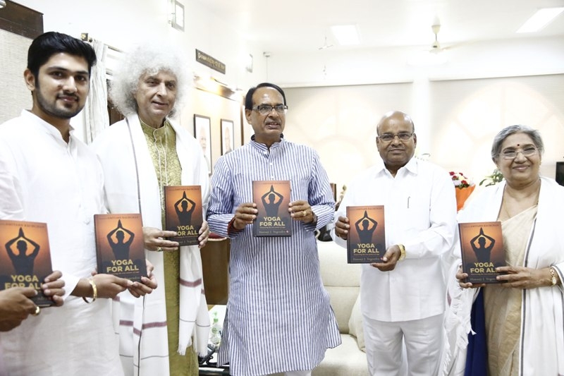 Santoor maestro Sharma and Yoga Guru Smt. Hansa meet CM Chouhan