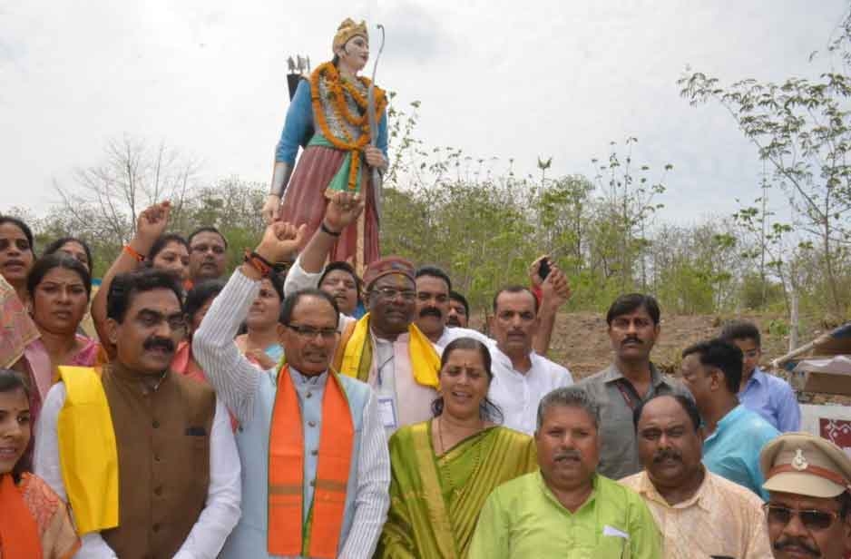 CM Chouhan pays floral tributes at Rani Durgawati’s samadhi
