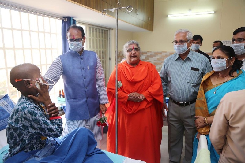 CM Chouhan overwhelmed to see services being provided to cancer patients at Virat Hospice