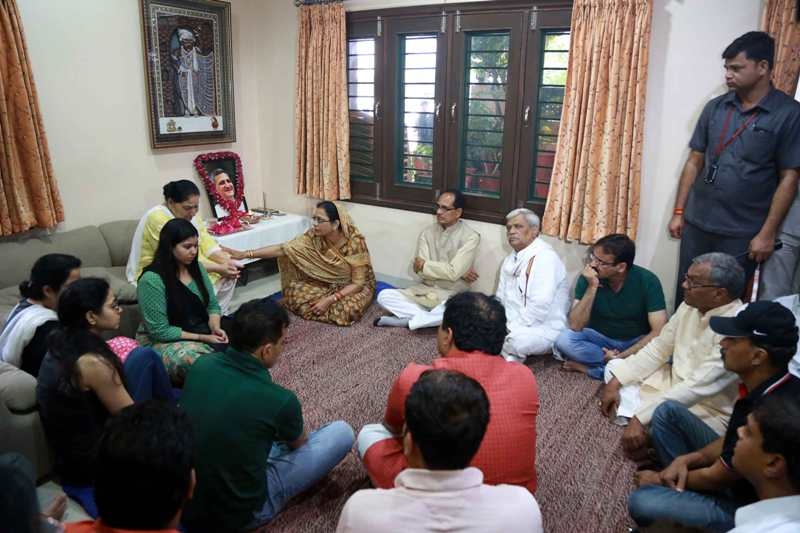CM Chouhan pays tribute to Late Kalpesh Yagnik