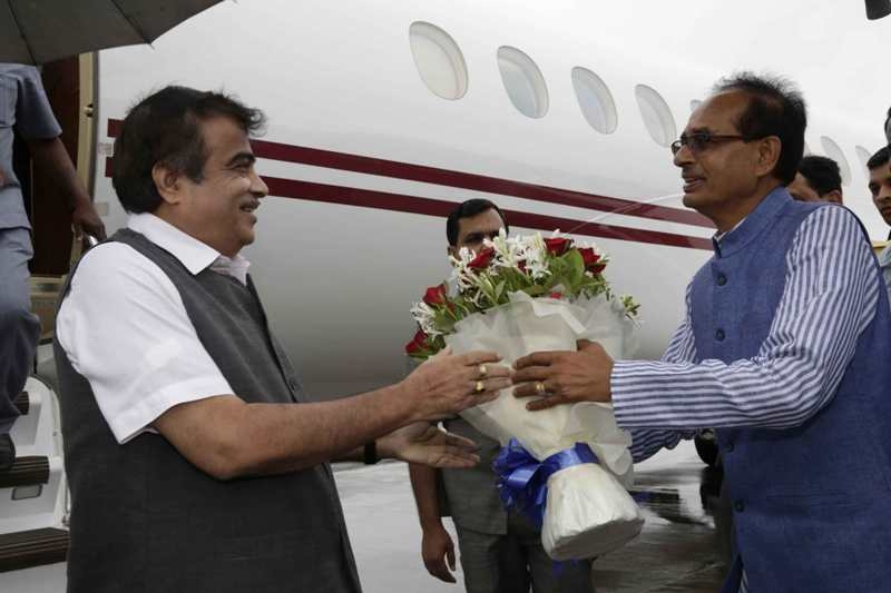 CM Chouhan welcomes Union Minister Gadkari