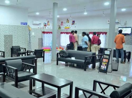 ट्रेनें चल रहीं लेट, लेकिन रेलवे वसूलेगा एसी वेटिंग रूम का ‘चार्ज’