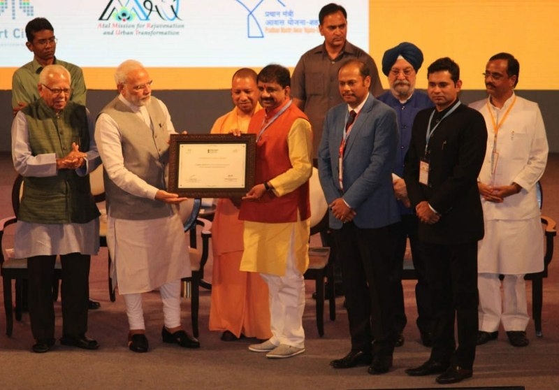 PM Modi honours Mayors of Bhopal and Indore with awards