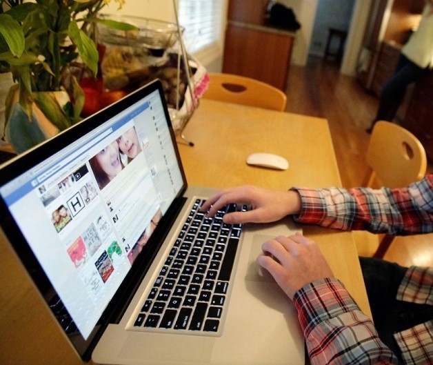 Draw lines how to use Internet especially for kids and teenagers