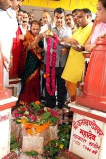 Union Minister Gadkari performs pooja at Maa Pitambara Peeth