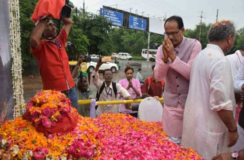 People in large number gathered in Asthi Kalash Yatra of Atal Ji