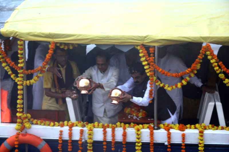 CM Chouhan immerses Late Vajpayee’ ashes in Narmada river amid chanting Mantras