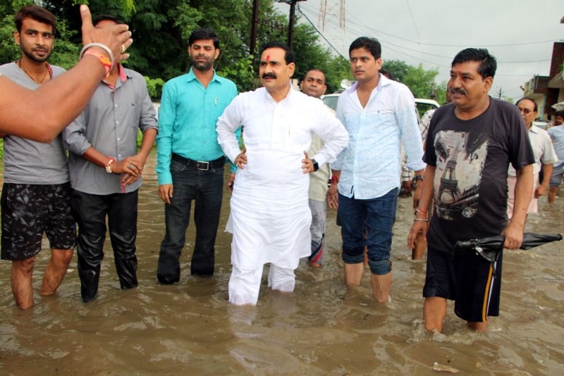 PR Minister Dr. Mishra tours rain affected settlements of Datia
