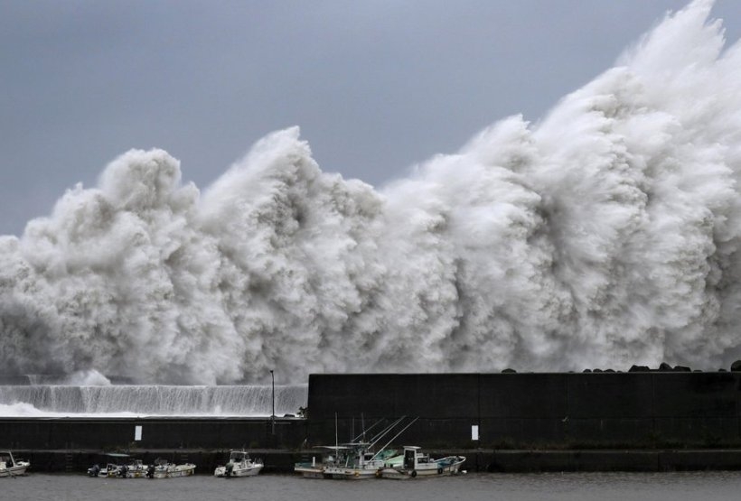Typhoon ‘JEBI’ hits Japan, Touches Osaka with wind speed of 180 kmph   