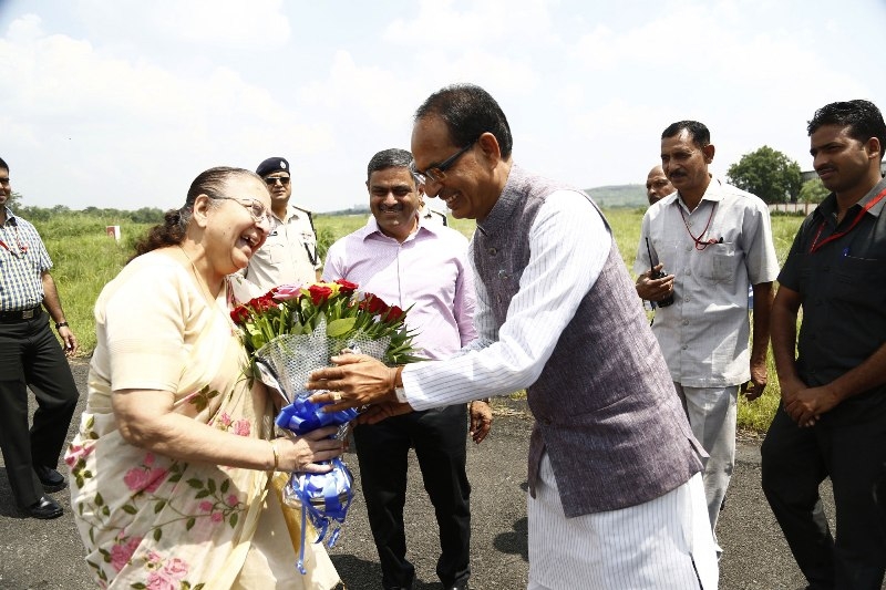 CM Chouhan accords welcome to Lok Sabha Speaker Smt. Mahajan