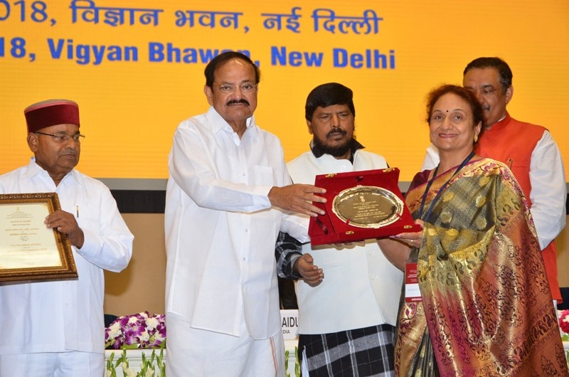 Vice President honours Manveer Narang with ‘Pratisthit Mata Shredi’ Samman