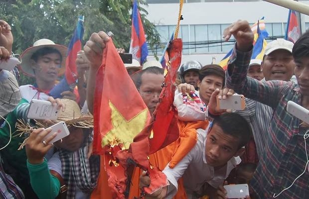  Vietnamese activist to stand trial for insulting national flag 