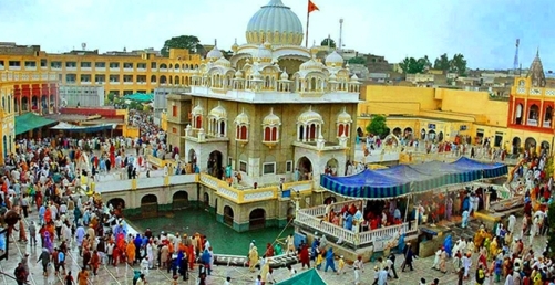  Sikh pilgrims gather in Pakistan's Gurdwara Panja Sahib 