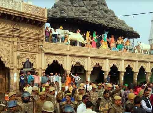  Mathura temple reopens after 2-day stir 