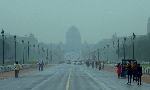  Misty Delhi morning with 'very poor' air 