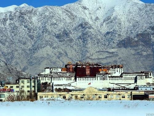  Heavy snow forces Lhasa's Potala Palace to shut doors 