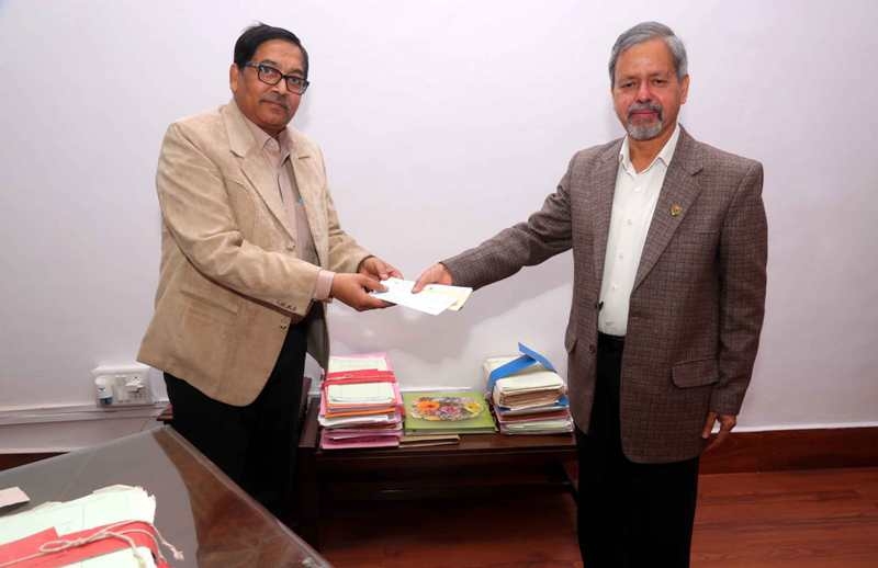 Governor presents Rs one lakh in Sainik Welfare Fund