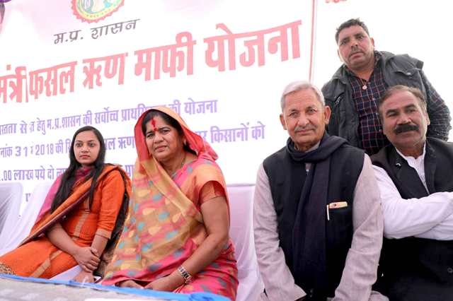 Farmers fill application forms under Minister Imarti Devi’s guidance