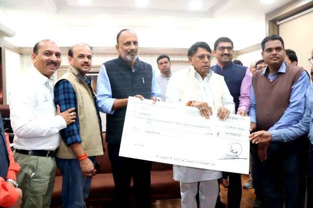 PR Minister Sharma hands over arrears’ cheque to employees of Madhya Pradesh Madhyam