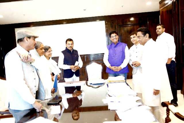 CM Kamal Nath blessed by Acharya Vidya Sagar Maharaj for decision to open Goushalas