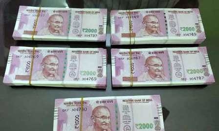कहीं आपके पास तो नहीं है 2000 रुपये का नक़ली नोट?