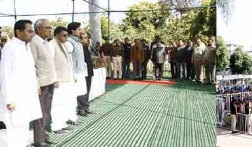 CM Kamal Nath takes part in mass singing of Vande Mataram