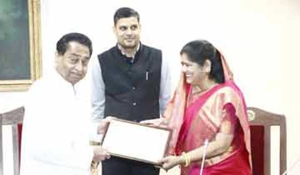 Minister Imarti Devi hands over national awards to CM Kamal Nath