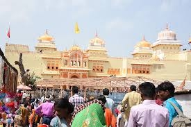 Tourists throng Ramraja temple for darshan on first day of ‘Namaste Orchha Mahotsav’