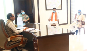 CM Chouhan holds discussion with ministers on Corona control in state