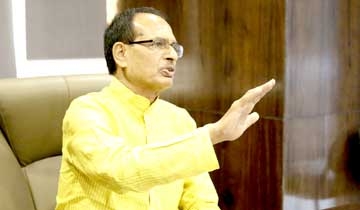CM Shri Chouhan interacts with labourers returning from other states