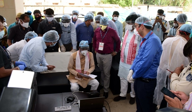 Chief Minister Chauhan visits Specialty Hospital