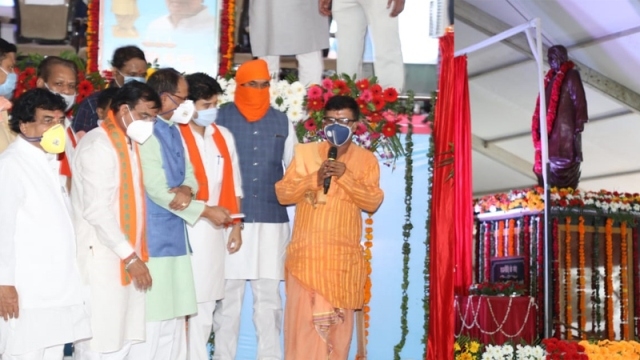 CM Chouhan unveils statue of former CM late Kailash Joshi