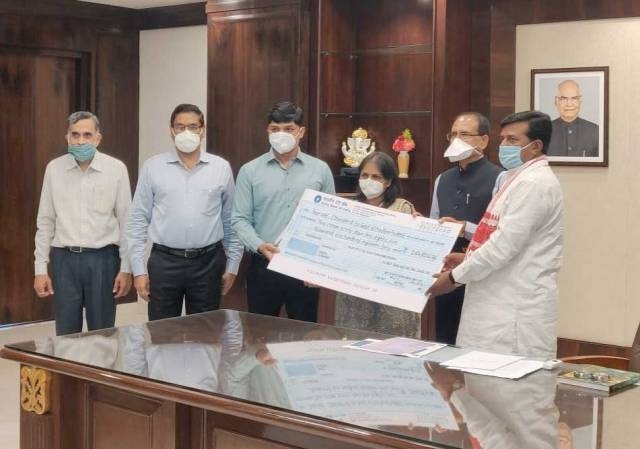 CM Chouhan presented with dividend cheque by Agro Corporation