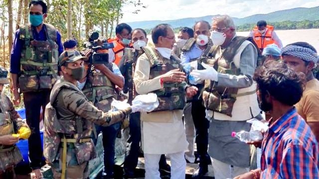 CM Chouhan reaches flood-hit Balabhent village of Babai by boat