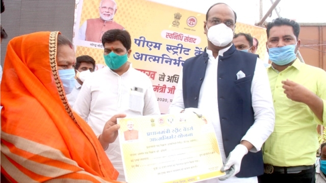 Medical Education Minister Sarang distributes letters of interest to beneficiaries of street vendors