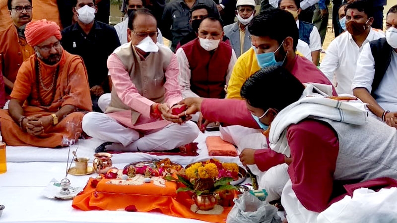 CM Shri Chouhan performs gau-pujan for the state and global welfare