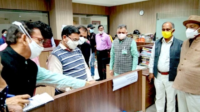 MoS for General Administration Parmar conducts surprise inspection of departments in Mantralaya