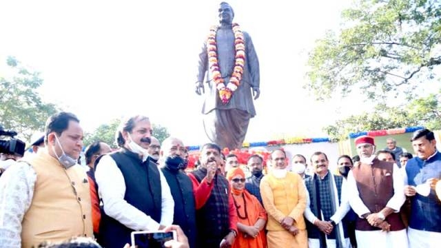 CM Chouhan unveils huge statue of Late Atal ji