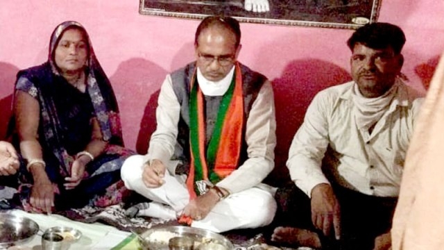CM Chouhan ate lunch at poor woman Radhabai’s house in Indore