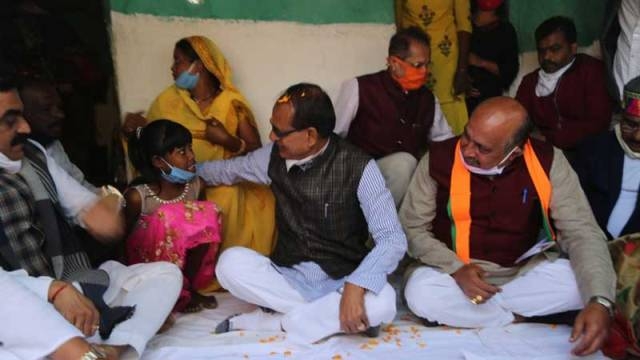 CM Chouhan visits Chaudhary family of Mehgawan