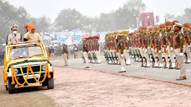 CM Chouhan hoists the flag and takes the salute in Rewa on Republic Day