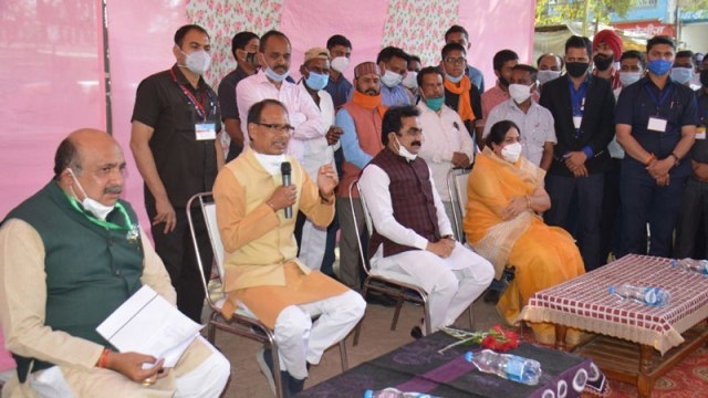 CM Chouhan obtains feedback from the beneficiaries
